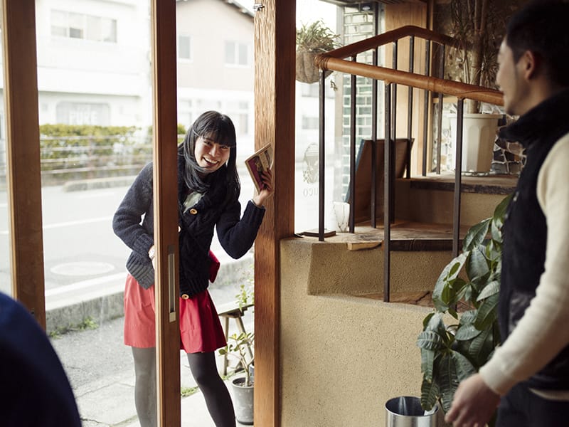 神戸から１人で遊びに来たという女性。塩満さんにおいしいお店を教えてもらって、萩の街へお出かけ。