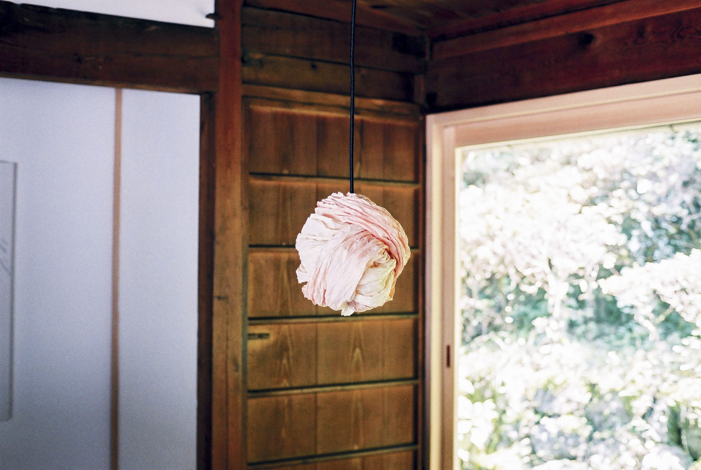「和紙の照明」は菅野さんとのコラボレーションで生まれた。和紙の柔らかさで自在に形が変えられる。