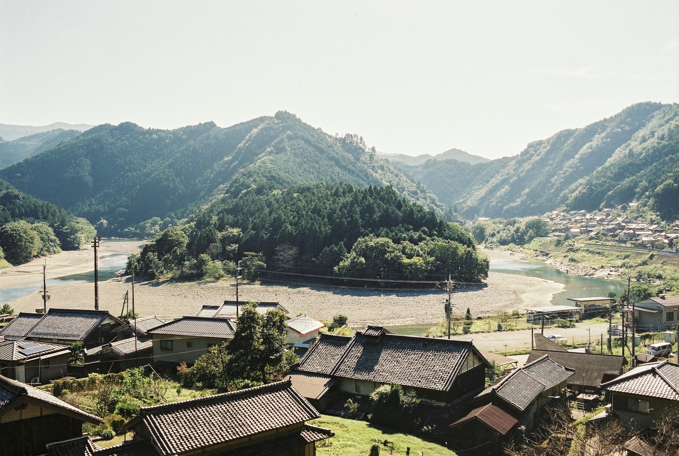 隣の吉野町の集落を見渡せるお気に入りの場所。川を囲むようにして家が建ち、どこからでも、美しい川の流れが目に入る。