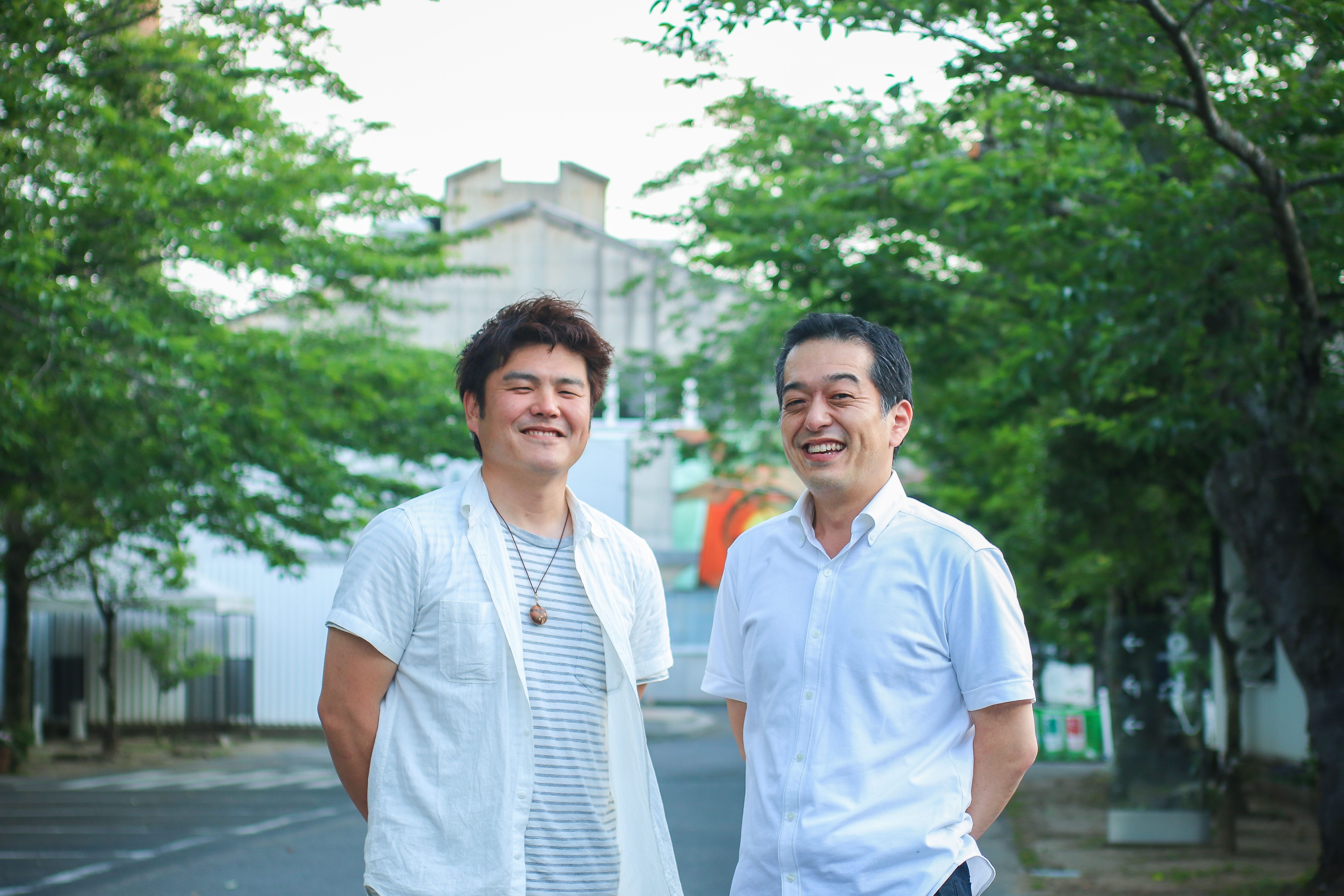 写真右、「菅原工芸硝子」の社長・菅原裕輔さん、左はくらしずく実行委員の阿部純さん。