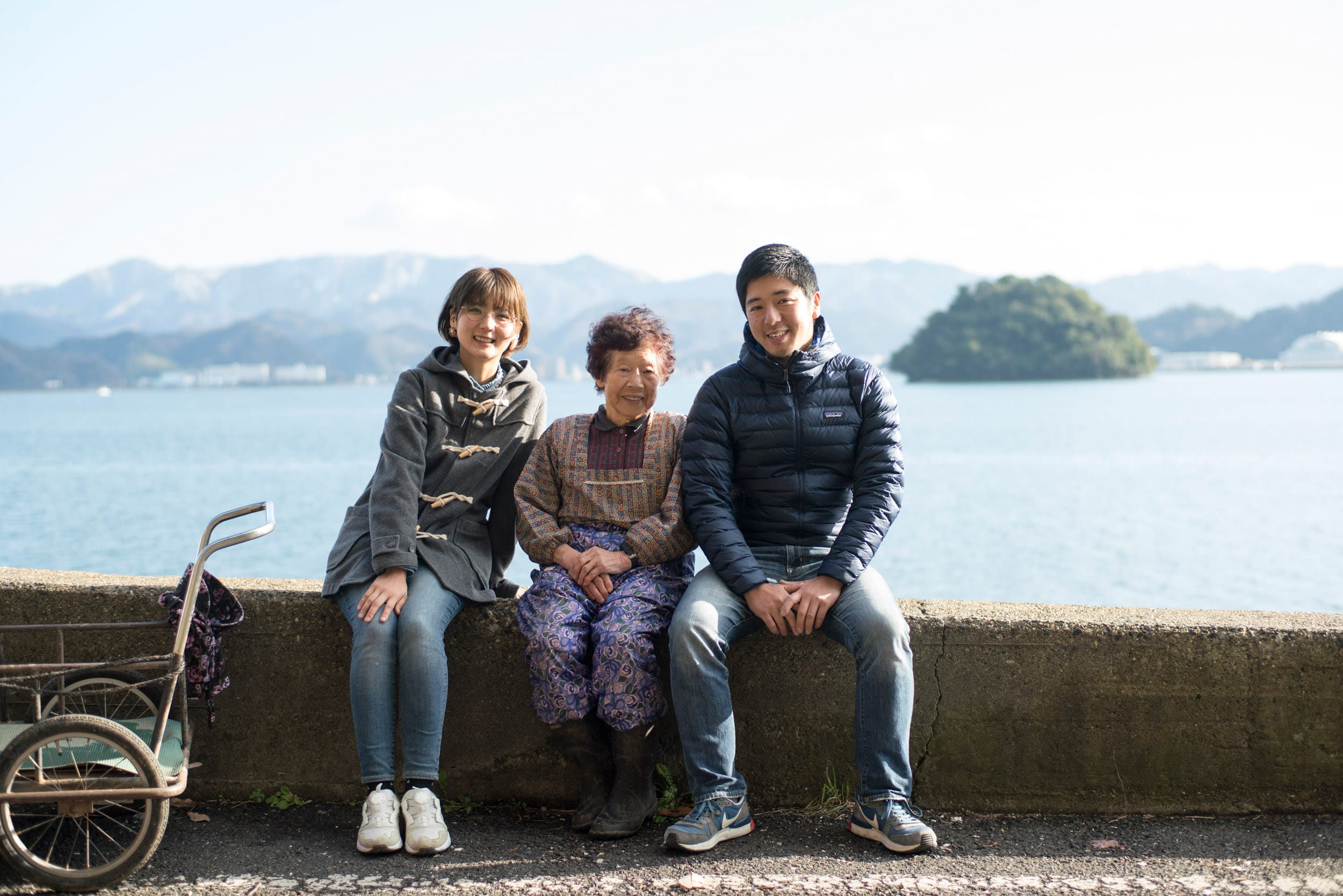 岡山拓也さん、茉莉さんとお祖母さん。