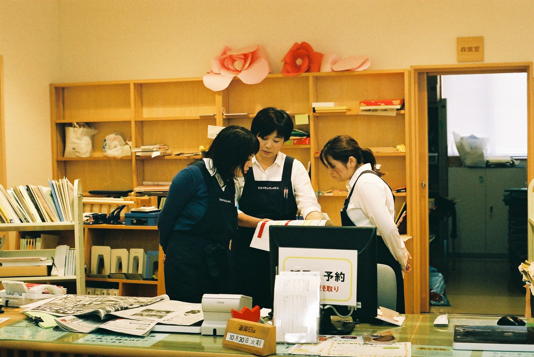 図書館のオープン当初から一緒に働く佐伯美由紀さん（写真左）と、この4月に入ったばかりだという岩田愛さん（右）。