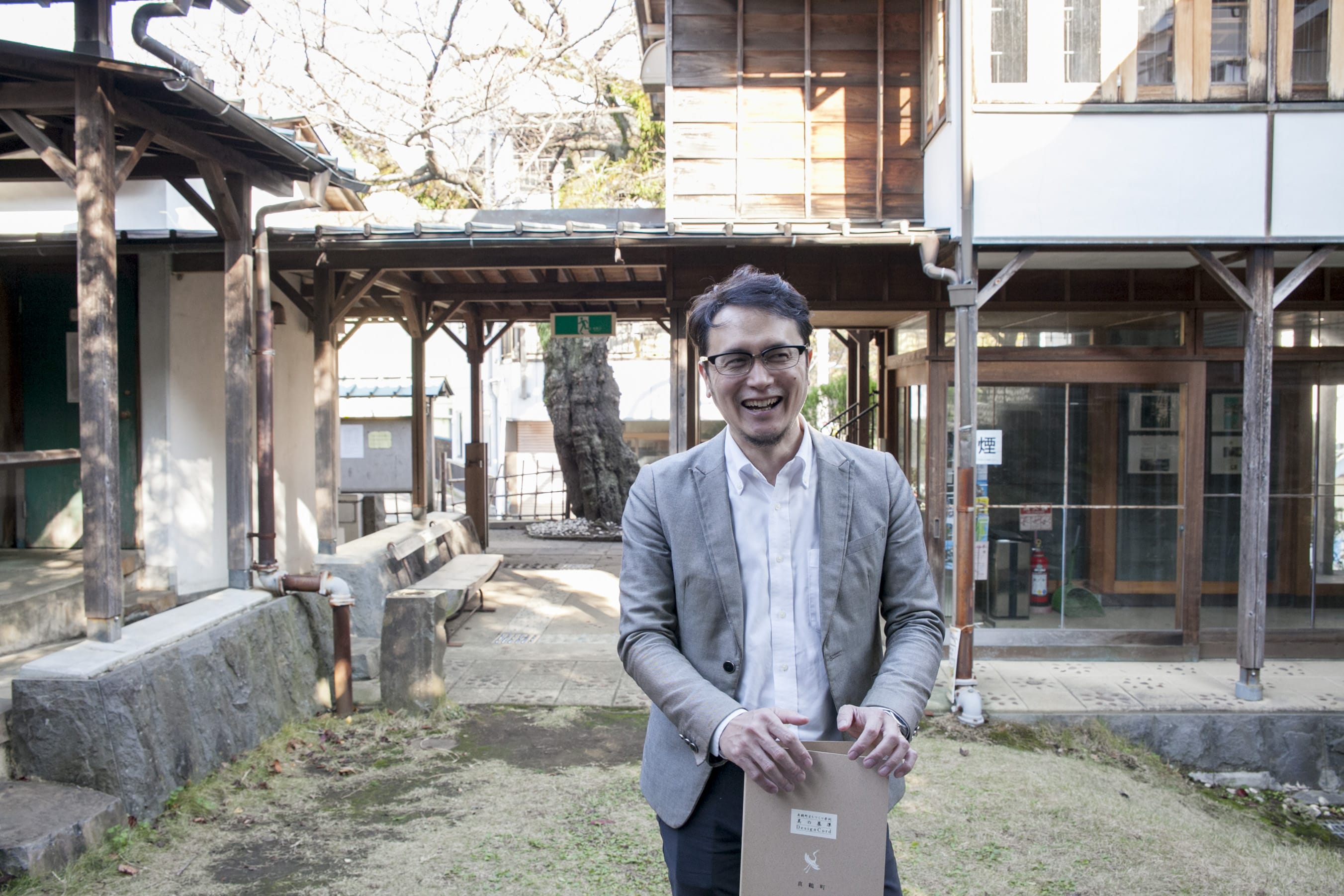 大阪出身の卜部さん。学生時代に出会った真鶴町の『美の基準』をきっかけに、2000年に移住。現在は、真鶴町役場に勤務。