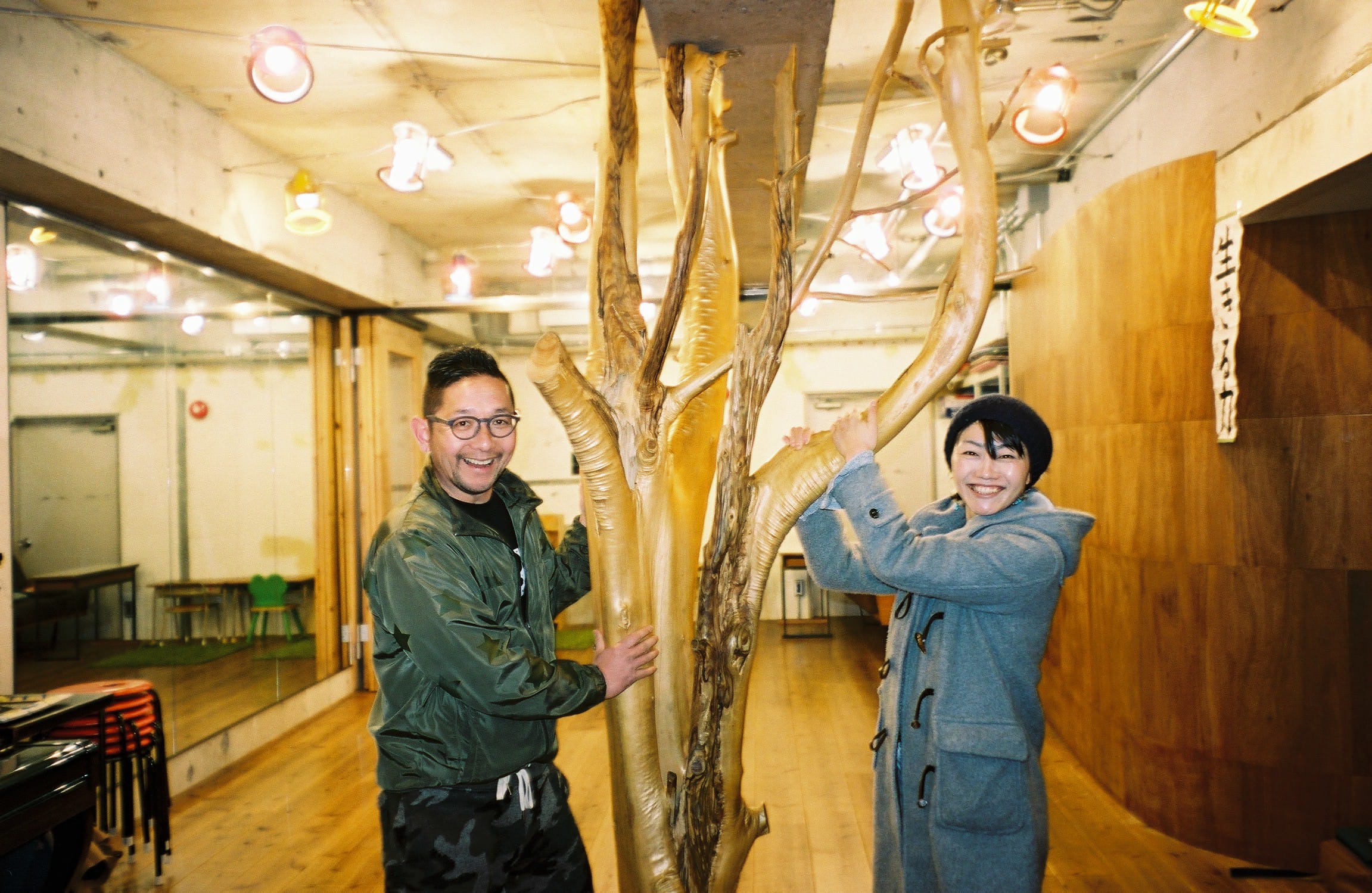 「r３」のオーナー、合田昌宏さん・三奈子さんご夫妻。昌宏さんが設計・デザインを手がけ、理想の空間に仕上げた。