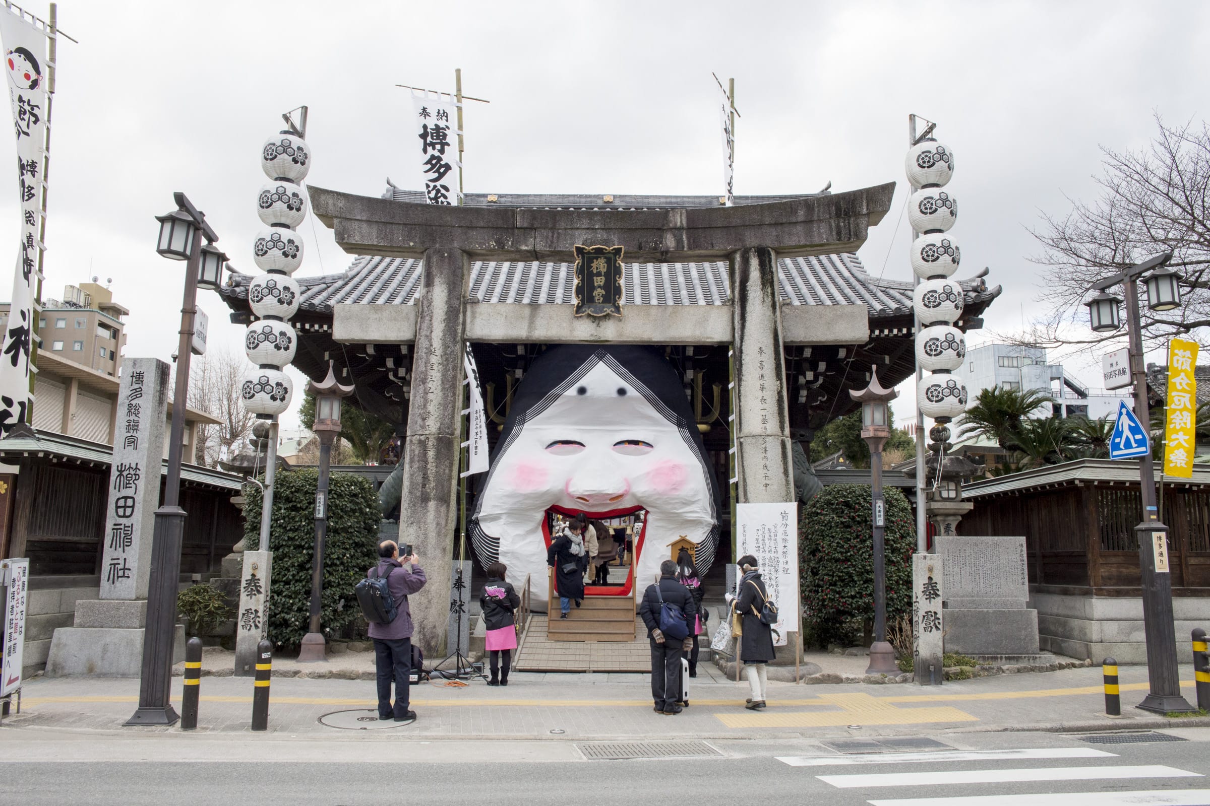 櫛田神社。ちょうど節分大祭の前で、日本一大きいといわれるお多福面が飾られている。